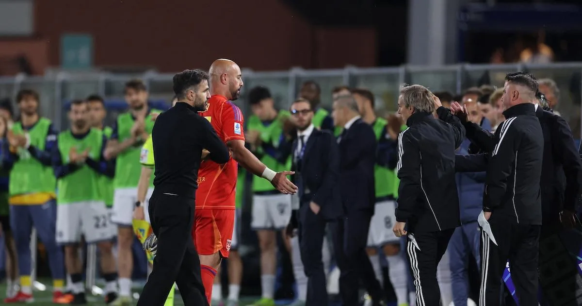 Pepe Reina, arquero campeón del mundo, expulsado en su despedida profesional