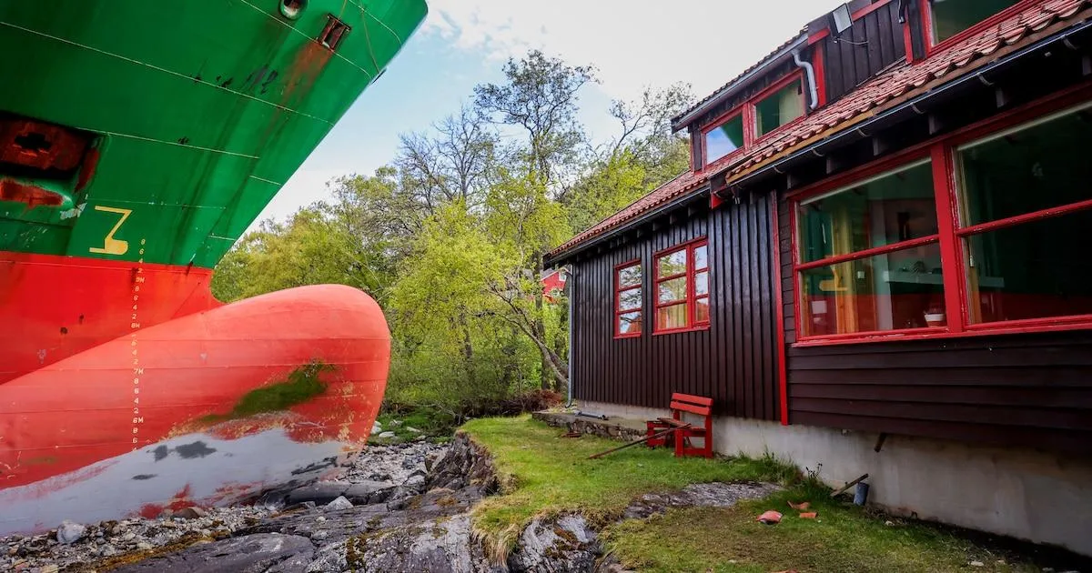 Carguero encalla a metros de casa en Noruega: Dueño dormía y no sintió nada