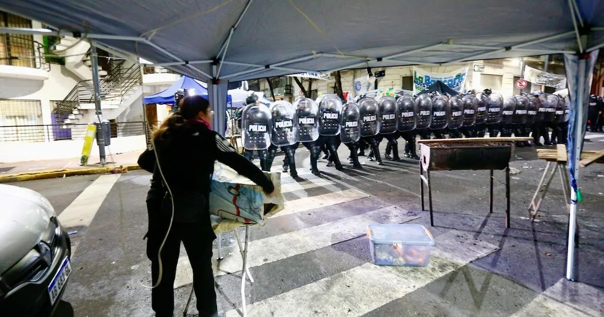 Desalojo de militantes frente al departamento de Cristina Kirchner en Constitución