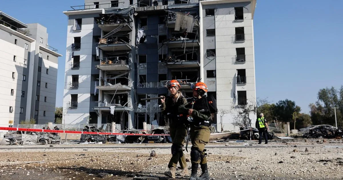 Irán lanza ofensiva con misiles contra el sur de Israel: impactos en Beersheba causan incendios y daños