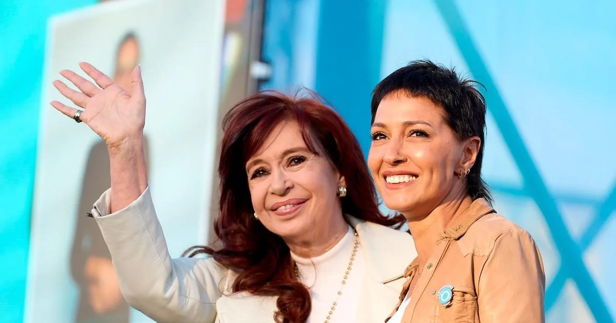 Mayra Mendoza se tatúa tobillera en apoyo a Cristina Kirchner