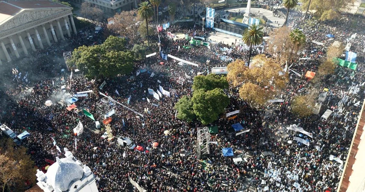 Multitudinaria marcha en Plaza de Mayo en apoyo a Cristina Kirchner