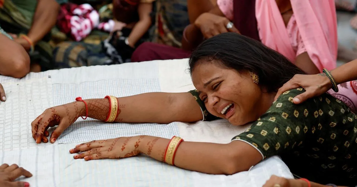 Funerales de las víctimas del accidente aéreo en Ahmedabad: India en luto