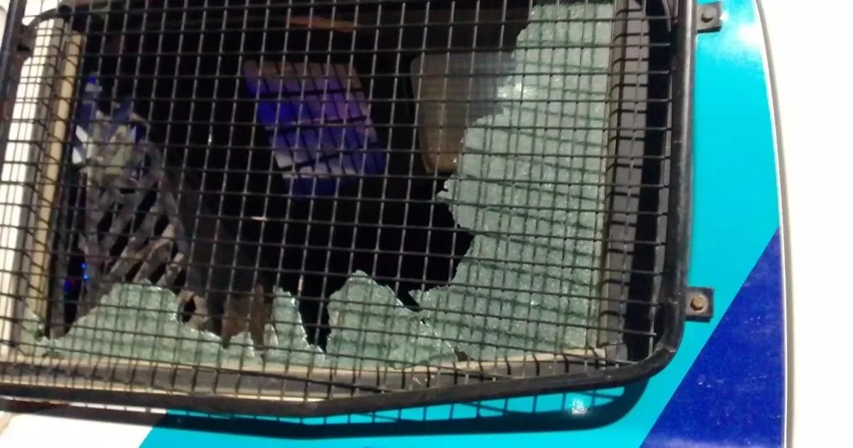 Hombre busca evade a la policía tras atacar con disparos un patrullero frente a su ex pareja