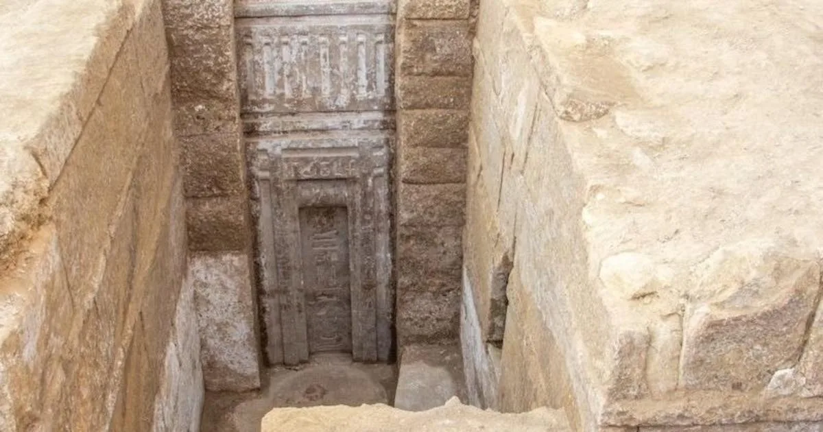 ¡Descubren impresionante ‘puerta al más allá’ en tumba de príncipe egipcio en Saqqara!