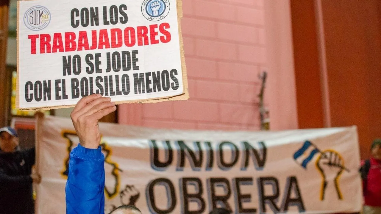 Unidad de los trabajadores: manifestación en la plaza 25 de Mayo