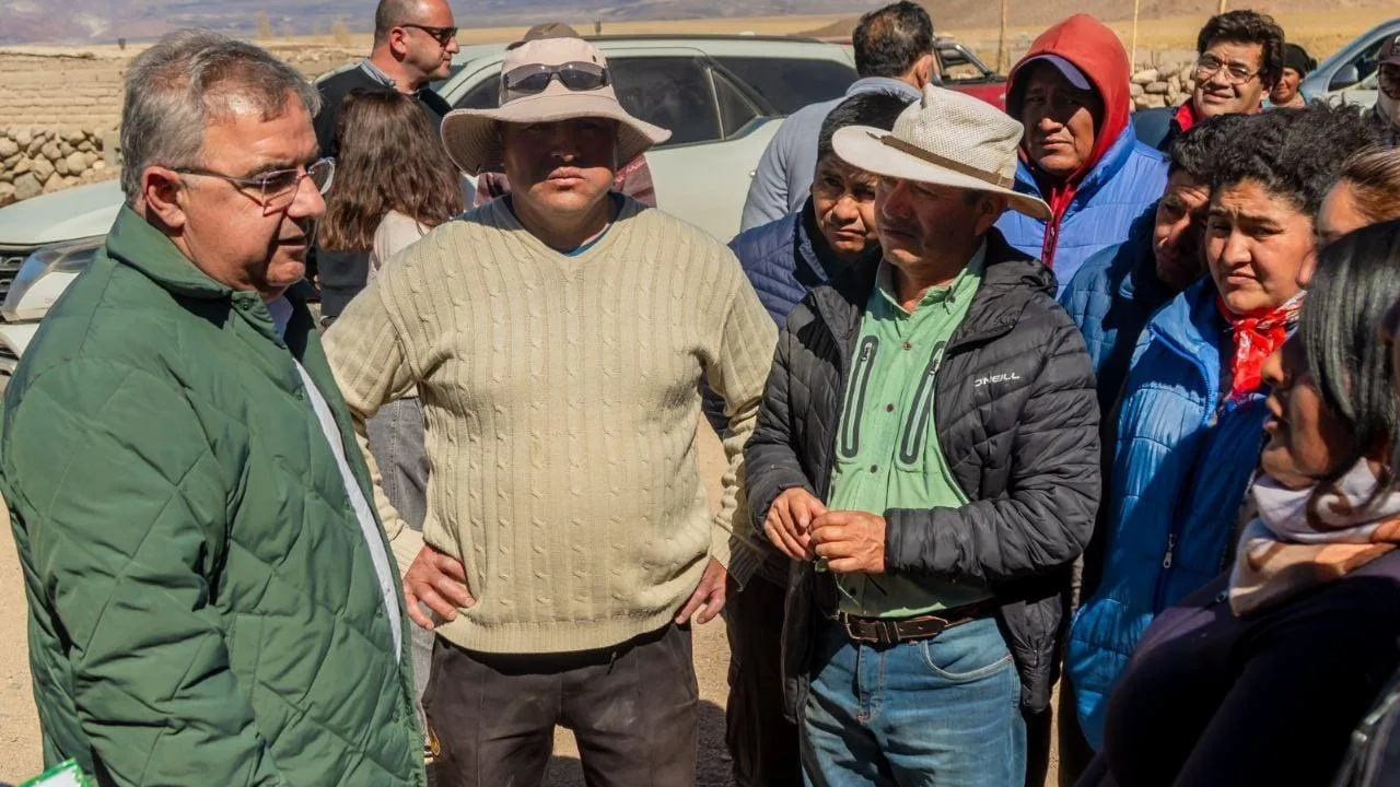 Gobernador Jalil recorre zonas afectadas por temporal en Laguna Blanca