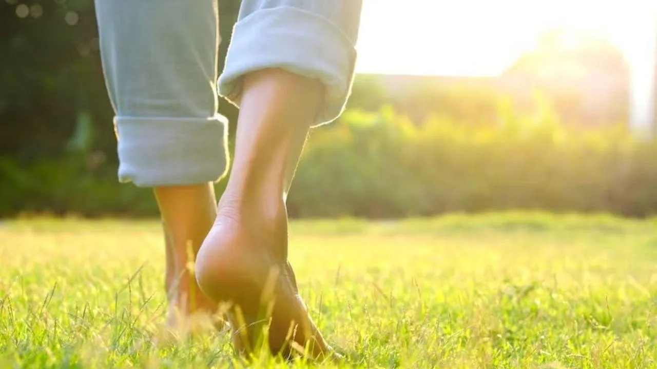 Beneficios de caminar descalzo: la sorprendente práctica para la salud