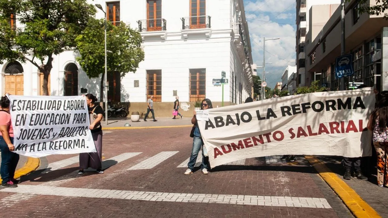 Docentes de nivel superior exigen pago de deuda tras Resolución 327
