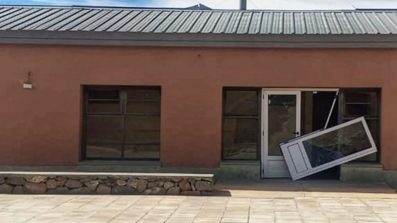 Refacción en escuela de Laguna Blanca tras el temporal en Belén