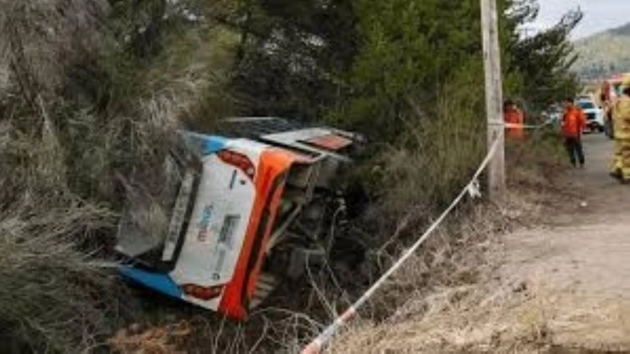 Grave accidente en cerro Catedral: colectivo vuelca tras desmayo del chofer